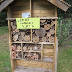 Herman van Woudenberg_oogstfeest insectenhotel vullen